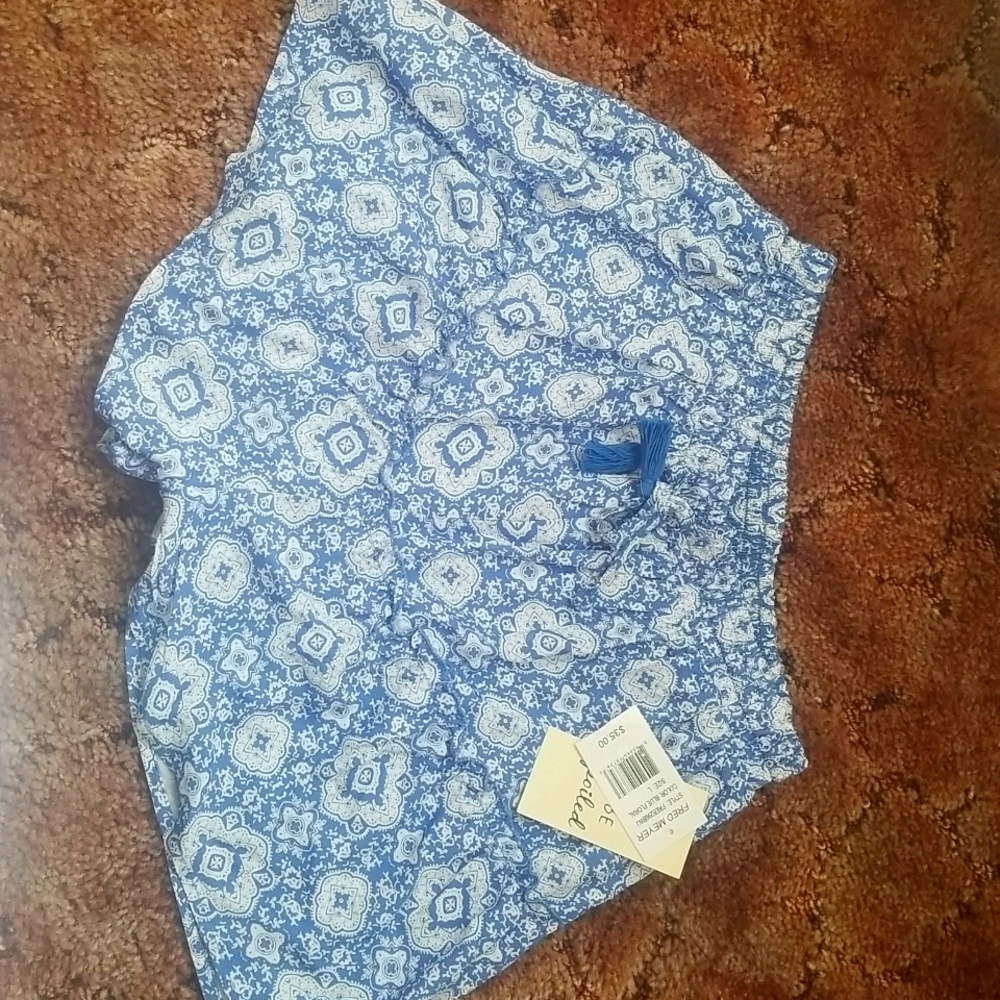 Shorts blue and white mandala pattern